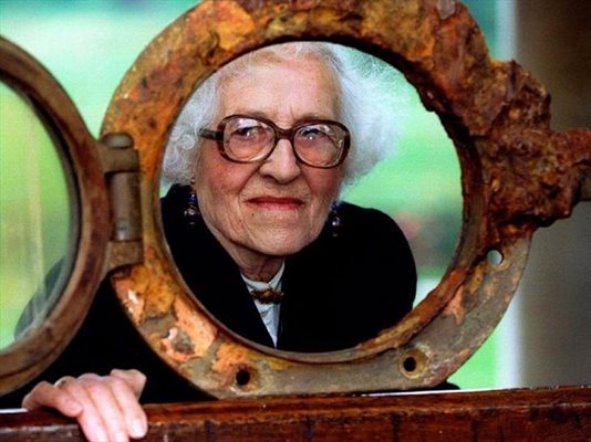 Милвина Дийн наднича през илюминатор от кораба “Титаник” на изложба през 1994 г. Тя не си спомняше трагедията с лайнера и приживе не обичаше да разказва за нея.
СНИМКА:
РОЙТЕРС
