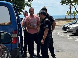 Христо Кюлбасанов влиза под конвой в районния съд в Поморие. Снимка: 24 часа