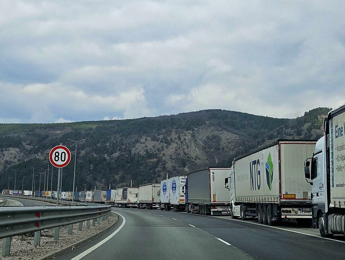 Интензивен трафик за товарни автомобили на граничните пунктове с Румъния, Сърбия и Турция