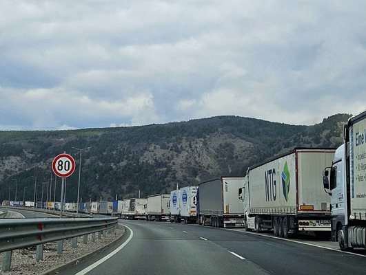 Интензивен трафик на камиони има на границата с Турция.