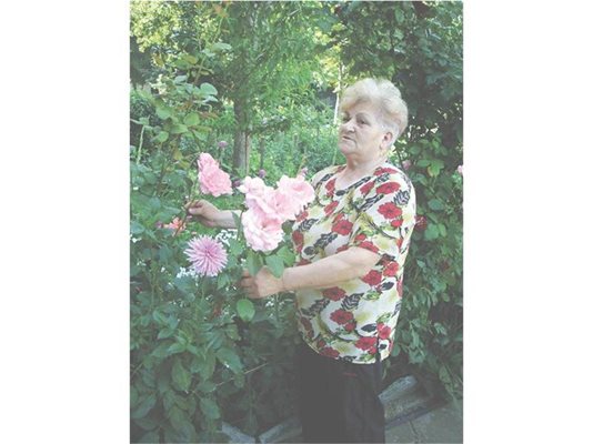 Пенсионерката е горда с цветята си.
СНИМКА: ТОНИ МАСКРЪЧКА