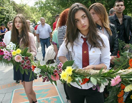 Момичета изплетоха 10 метра венец и го положиха пред паметника на Левски в Пловдив.