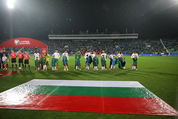 Титулярите за България под дъжда на стадион "Васил Левски" преди началото на мача срещу Франция. СНИМКИ: РОЙТЕРС