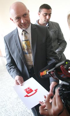 Директорът показва герба на Пловдив, изработен на 3 D принтера в гимназията.
