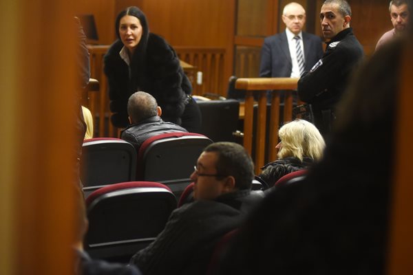:Миню Стайков е на първия ред в съдебната зала. Той разговоря с адвокатката си Анна Попова.