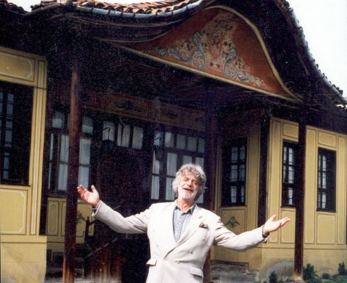 Никола Манев пред художествената си галерия в Чирпан, в чийто двор ще почива урната с праха му.