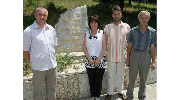 СПОМЕН: Приятели на Методи Димов пред паметната плоча на комитата в центъра на Дупница.