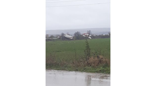 Катастрофата затвори пътя Варна-Бургас и в двете посоки. СНИМКА: Фейсбук