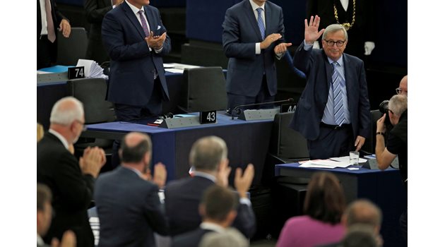 Председателят на Европейската комисия Жан-Клод Юнкер маха на евродепутатите по време на сесията на ЕП в Страсбург. Пред тях той гарантира, че България е изпълнила всички критерии от евронаблюдението.
