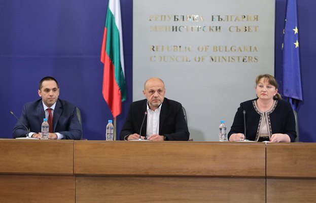 Емил Караниколов, Томислав Дончев и Деница Сачева представиха актуална информация за въведените социално-икономически мерки.