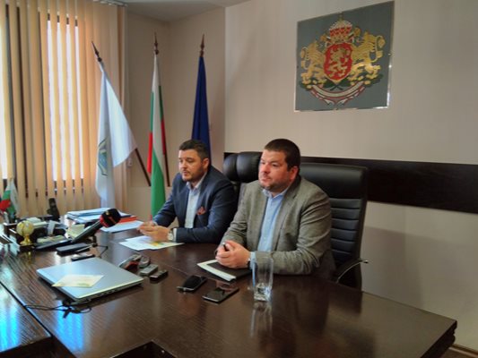 Десислава Йорданова беше назначена в община "Родопи", след като кметът от БСП Павел Михайлов (вляво) спечели изборите. Негов заместник е Владимир Маринов