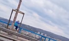 Възрастна жена опита да се хвърли от Аспаруховия мост, спасяват я минувачи (Видео)