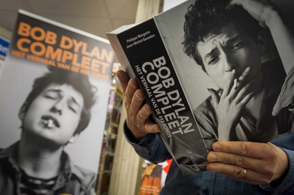 Боб Дилън се извини за използването на машина за подписване на книги