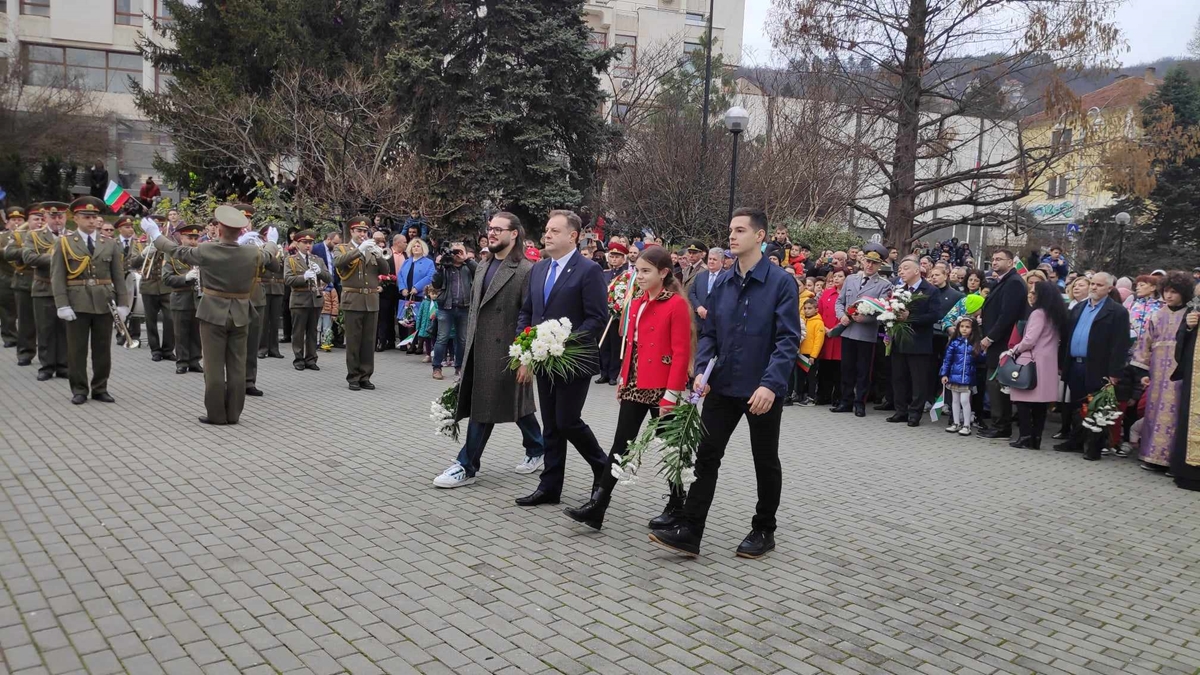Даниел Панов със синовете си на колене пред "Майка България"