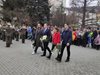 Даниел Панов със синовете си на колене пред "Майка България"