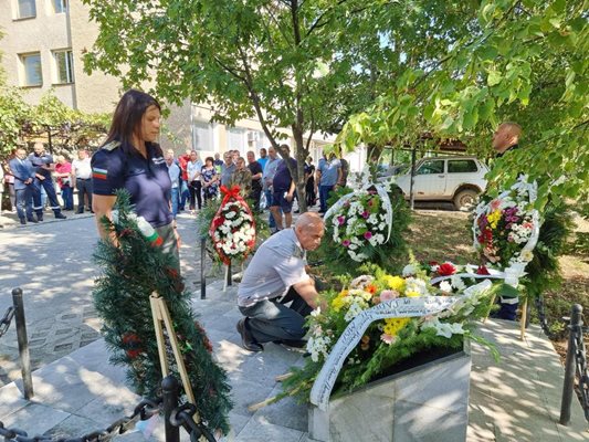 Почетоха паметта на загиналите преди 25 г. полицаи в Бобов дол. СНИМКИ: ОДМВР