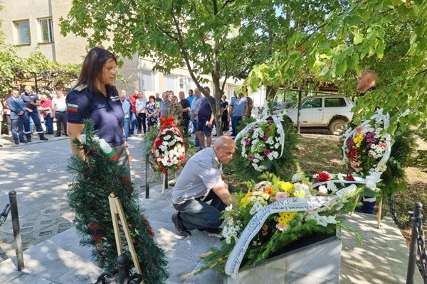 Почетоха паметта на загиналите преди 25 г. полицаи в Бобов дол. СНИМКИ: ОДМВР