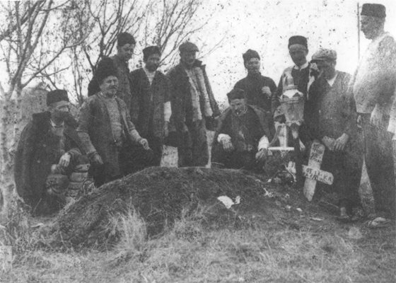 Селяни на гроба на една от жертвите на Рибаров