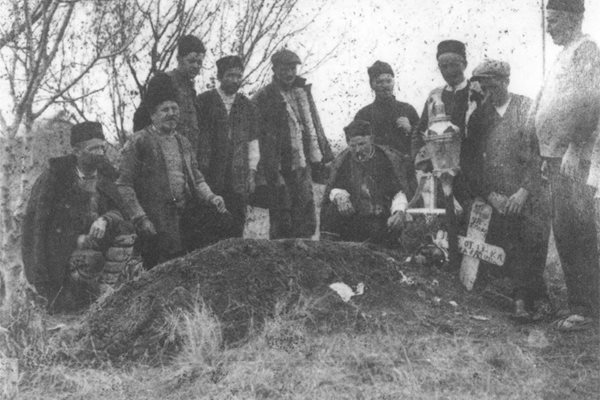 Селяни на гроба на една от жертвите на Рибаров