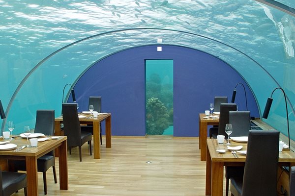 2. "Итхаа" (Ithaa- от малдивски език "седеф"), Малдивите, се намира пет метра под повърхността на Индийския океан и предлага 180 градусова панорамна гледка на кораловите градини, които го заобикалят. Ресторантът предлага европейска кухня, а вечерното меню започва от $320 на човек. На децата е позволено да присъстват само на обяда, а за вечерята има елегантен дрескод. Ако сте пестеливи, $500 на човек биха стигнали идеално. Снимка: Уикипедия