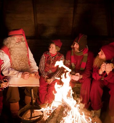 Дядо Коледа с помощниците-елфи