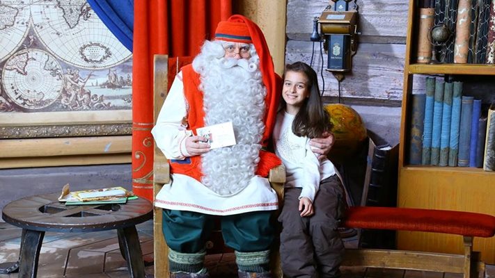 9-годишната Лора стигна Северния полюс за среща с Дядо Коледа. Лично му връчи писмото си