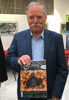 Космонавтът Георги Иванов с последния брой на списанието.