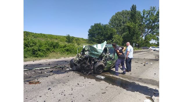 Двама души загинаха при катастрофа между шуменските села Градище и Черенча.

СНИМКА: БИ ТИ ВИ/КРАСИМИР КЪНЧЕВ