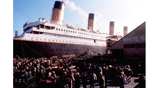 Кадър от филма “Титаник” на Джеймс Камерън показва как е изглеждал корабът, преди да потегли за Ню Йорк.
