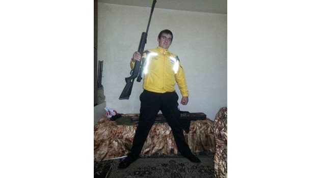 Иван Николов позира с пушка. Снимка: Фейсбук