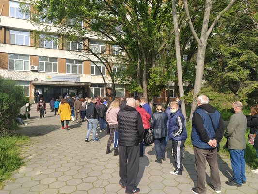 Над 100 души чакаха тази сутрин пред РЗИ-Пловдив за ваксина. Снимка: Авторът