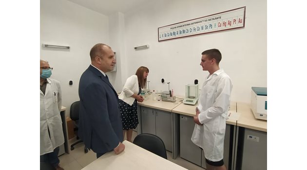 Ученик от професионалната гимназия по хранителни технологии и техника в Пловдив обяснява на Румен Радев как се познава дали млякото е заразено. СНИМКА: АВТОРЪТ