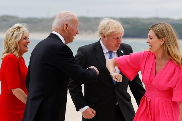 Британският премиер Борис Джонсън и съпругата му Кари поздравяват Джо и Джил Байдън.
СНИМКИ: РОЙТЕРС