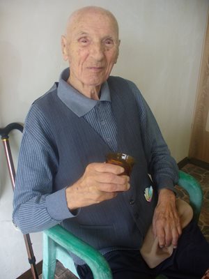 На 22 юли м.г. Илия Карагонов навърши 96 години и вдигна наздравица с домашна ракия.