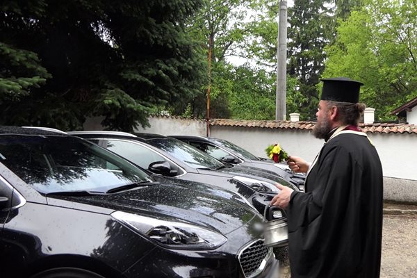 Отец Стилиян Табаков освещава колите. 