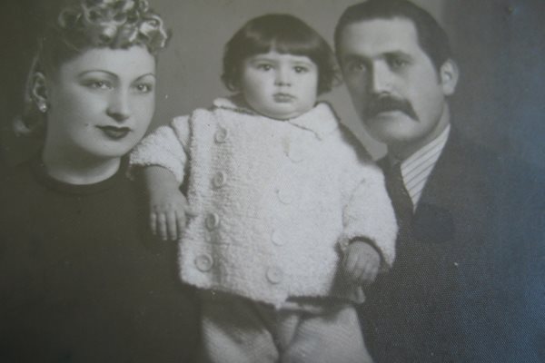 Мадам Сизи и Факира Мити с първородния си син Емил Димитров