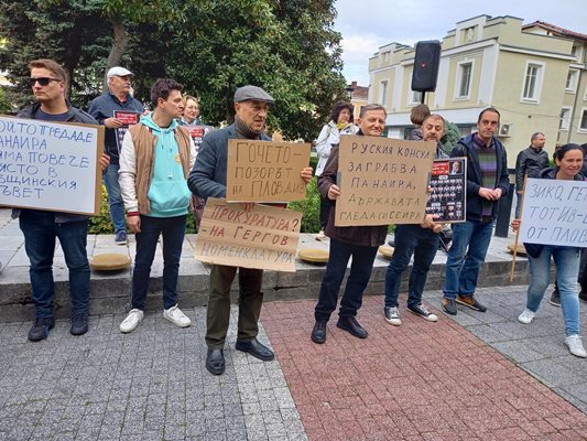 Участниците в акцията издигнаха плакати в защита на панаира.