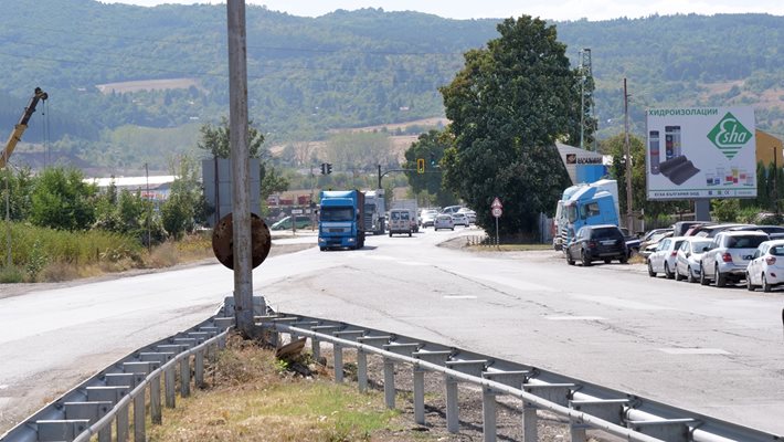 Въпреки разширението на околовръстното влизането с камион в Божурище, за да се стигне до индустриалната зона отнема твърде много време.

СНИМКА: “24 ЧАСА”