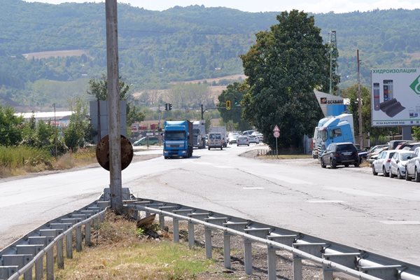 Въпреки разширението на околовръстното влизането с камион в Божурище, за да се стигне до индустриалната зона отнема твърде много време.

СНИМКА: “24 ЧАСА”