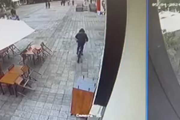 Крадецът се качва на колелото и отпрашва по Главната. Кадър: Фейсбук/Забелязано в Пловдив - Seen in Plovdiv