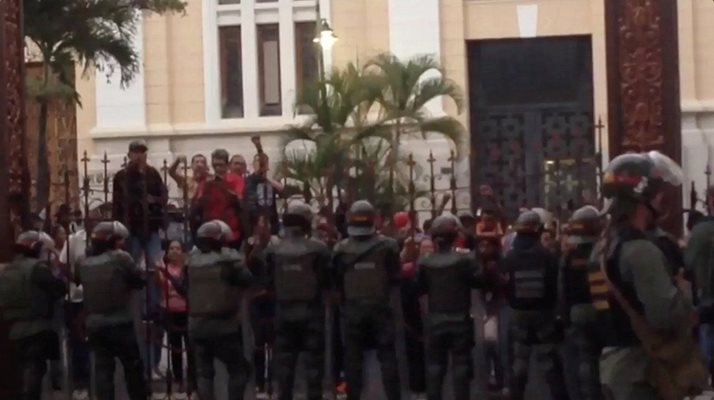 Венецуелската гвардия охранява Народното събрание в Каракас.