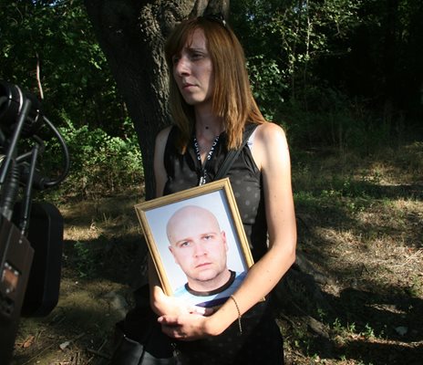 Съпругата на Делян Паразов с портрета на полицая.