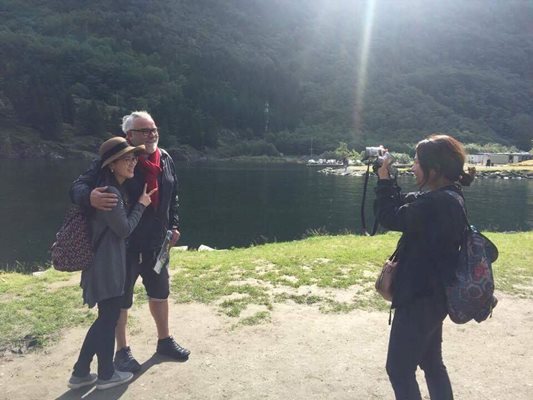 Японски туристки се снимат с Пенев на един от норвежките фиорди.