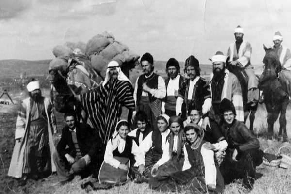Тополовградчани с една от знаменитите си камили участвали в снимките на българския игрален филм "Хитър Петър" през 1960 година.