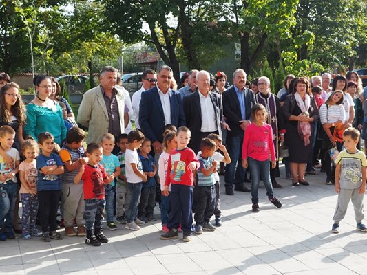 Кметът Димитър Иванов (в средата) откри новите придобивки