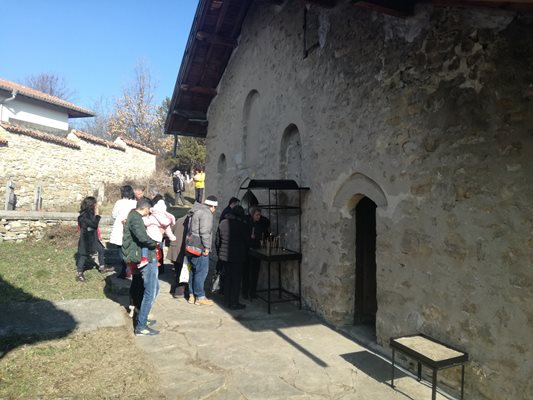 Десетки миряни влязоха да се помолят в църквата "Св.Атанасий"