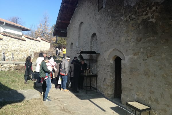 Десетки миряни влязоха да се помолят в църквата "Св.Атанасий"
