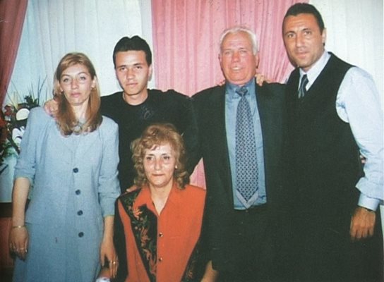 Цялото семейство Стоичкови - бащата Стоичко, майката Пенка, синовете Христо и Цанко и дъщерята Петя
