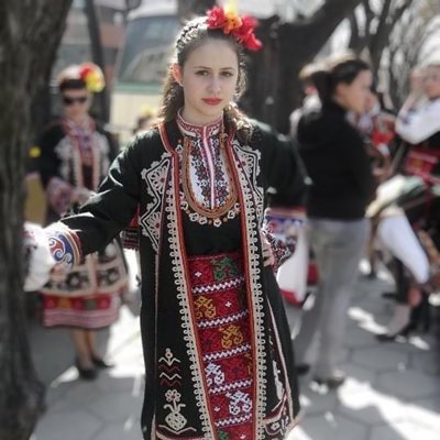 Мария Бакалова споделя снимки в народна носия