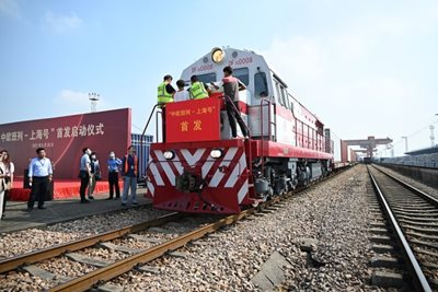  Жп транспортът се превърна в нов избор за износа от Шанхай до Европа  СНИМКА: Радио Китай